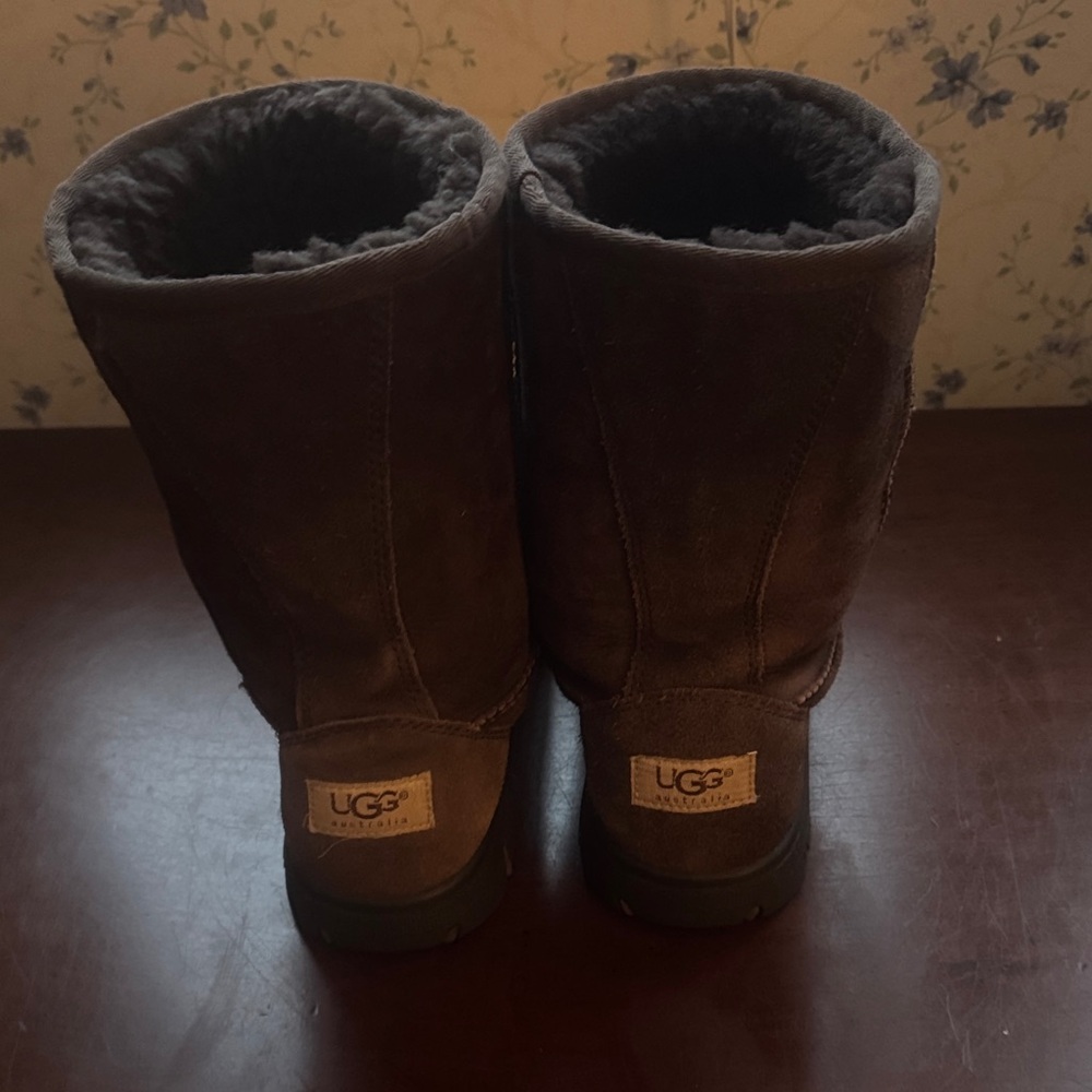 UGG Dark Brown Shearling Boots excellent condition. Size 8. - Picture 2 of 4